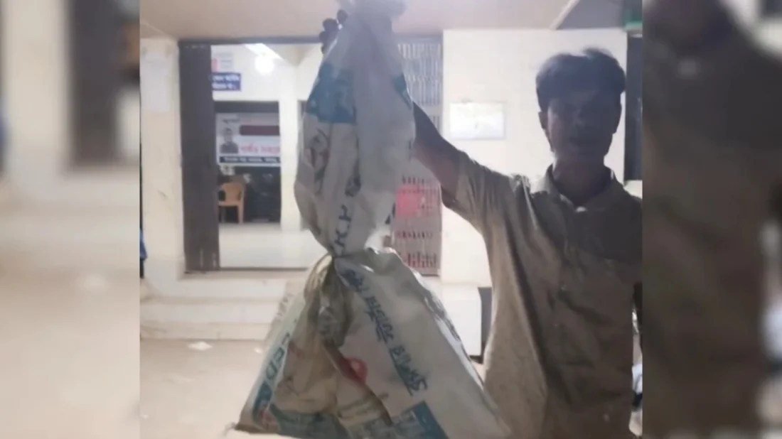 সাপের কামড় খেয়ে জ্যান্ত সাপ বস্তাবন্দী করে হাসপাতালে টাঙ্গাইলের কাদের